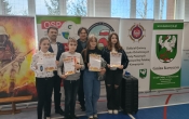 Grupa osob pozuje do zdjecia podczas wreczenia nagrod