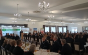 sala z siedzacymi przy stolach strazakami