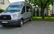 autobus w tle drzewo