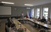 grupa osob siedzaca przy stole 