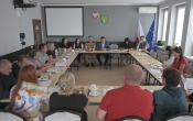 Grupa osób przy stołach