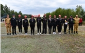 Grupa stojacych osob  