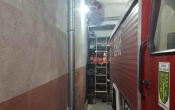 rura do dprowadzania spalin podlaczona do auta strazackiego