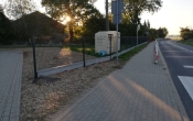 widok na ogrodzenie z siatki obok chodnik i droga