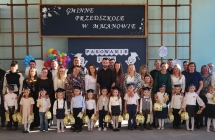 Dzieci z Grupy Wiewioreczki wraz z rodzicami, Paniami oraz Pania Dyrektor pozuja do pamiatkowego zdjecia podczas uroczystosci Pasowania na Parzedszkolaka.
