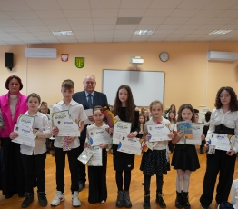 Uczniowie z nagrodami