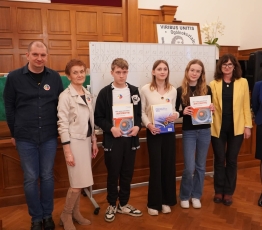 Nadrodzeni uczniowie z organizatorami konkursu LO Turek