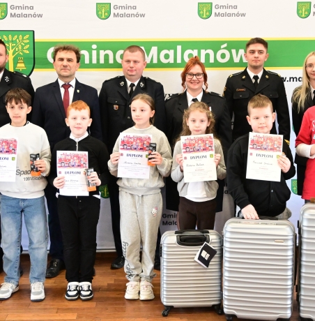 uczestnicy konkursu z dyplomami