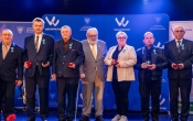 grupa osob z odznakami za zaslugi dla wojewodztwa wielkopolskiego