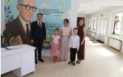 Odsloniecie tablicy upamietniajacej przez Dyrektor Przedszkola, dzieci, Wojt Gminy Malanow oraz przewodniczaca Rady Rodzicow