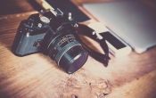 aparat fotograficzny na stole - autor markusspiske