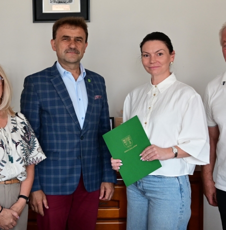 Grupa osob dwie kobiety i dwoch mezczyzn pozuje do zdjecia