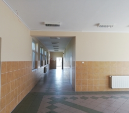 hol z korytarzem w budynku szkolnym