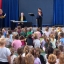 Przedszkolaki sluchaja gry muzykow.