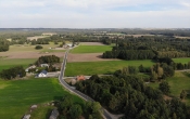 droga asfaltowa wśród pól
