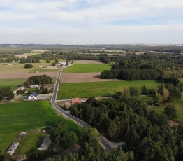 droga asfaltowa  wśród pól