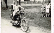 Kolezanki na motorze przed szkola w Dziadowicach 1959